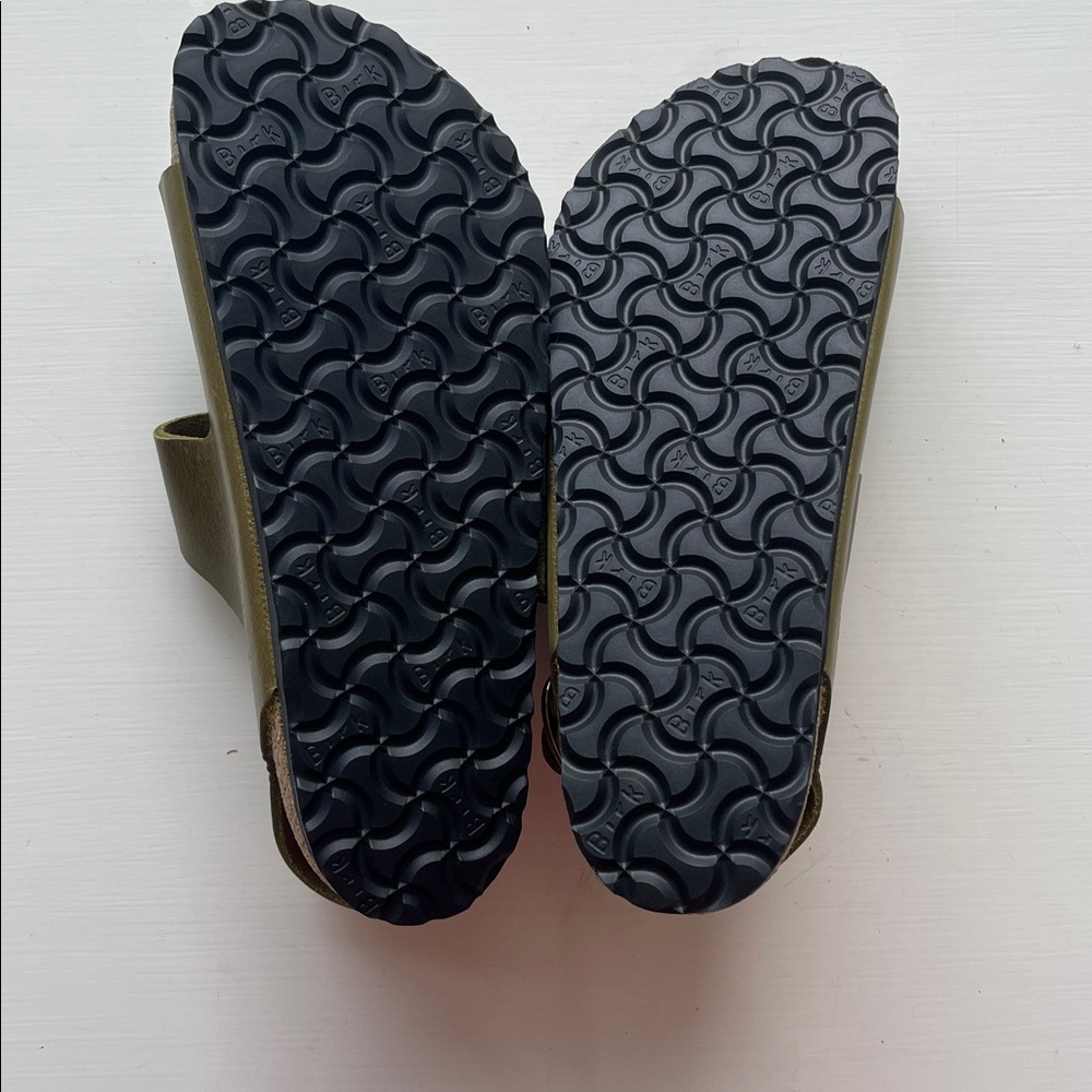 Birkenstock Milano Big Buckle Sandals
In Olive Green - Gold Buckle New w/o box - Picture 5 of 8